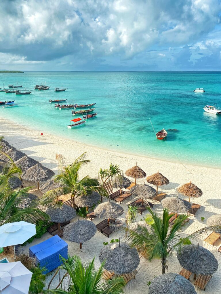 Barcos em águas turquesa em Zanzibar