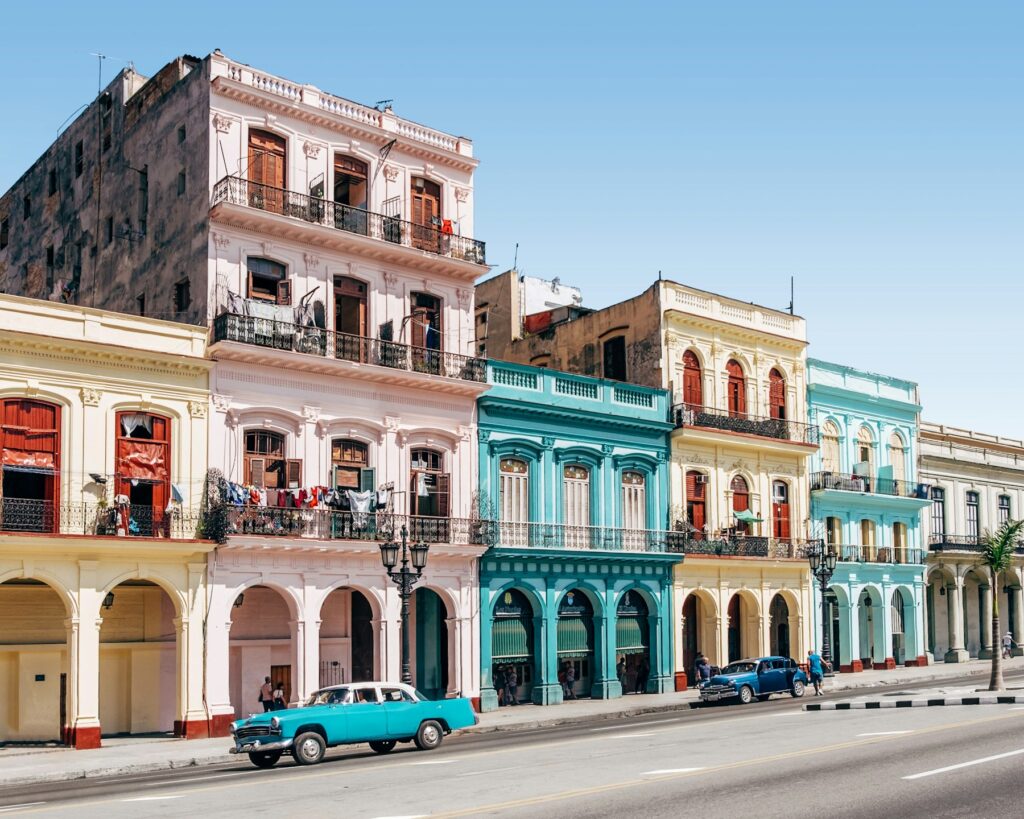 Prédios coloridos em Havana