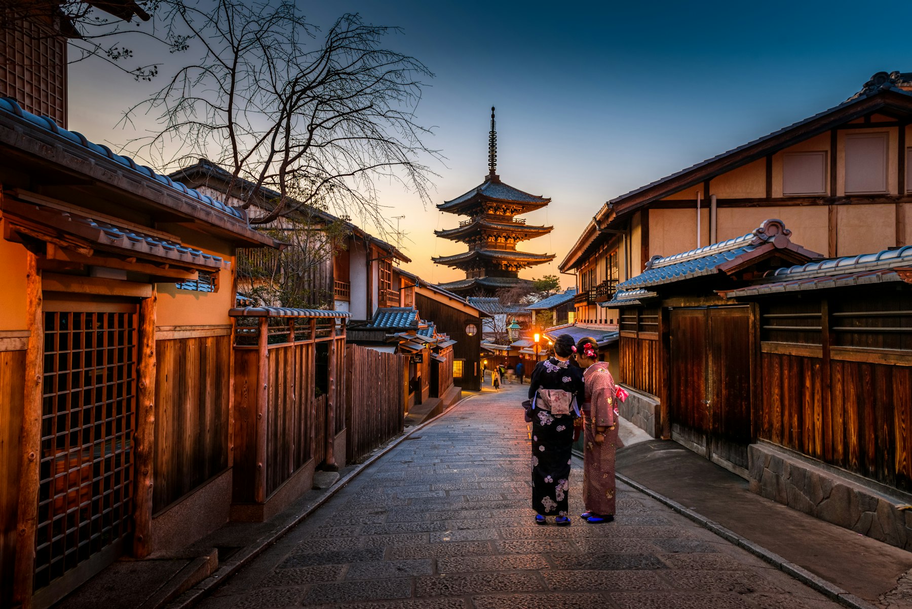 Rua tradicional com pagode em Kyoto