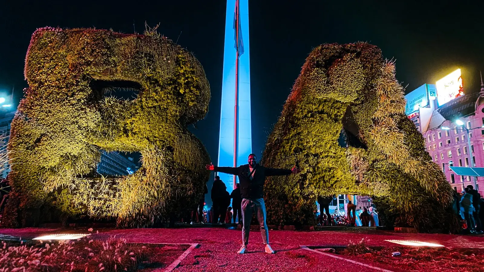 De braços abertos no Obelisco, no centro de Buenos Aires