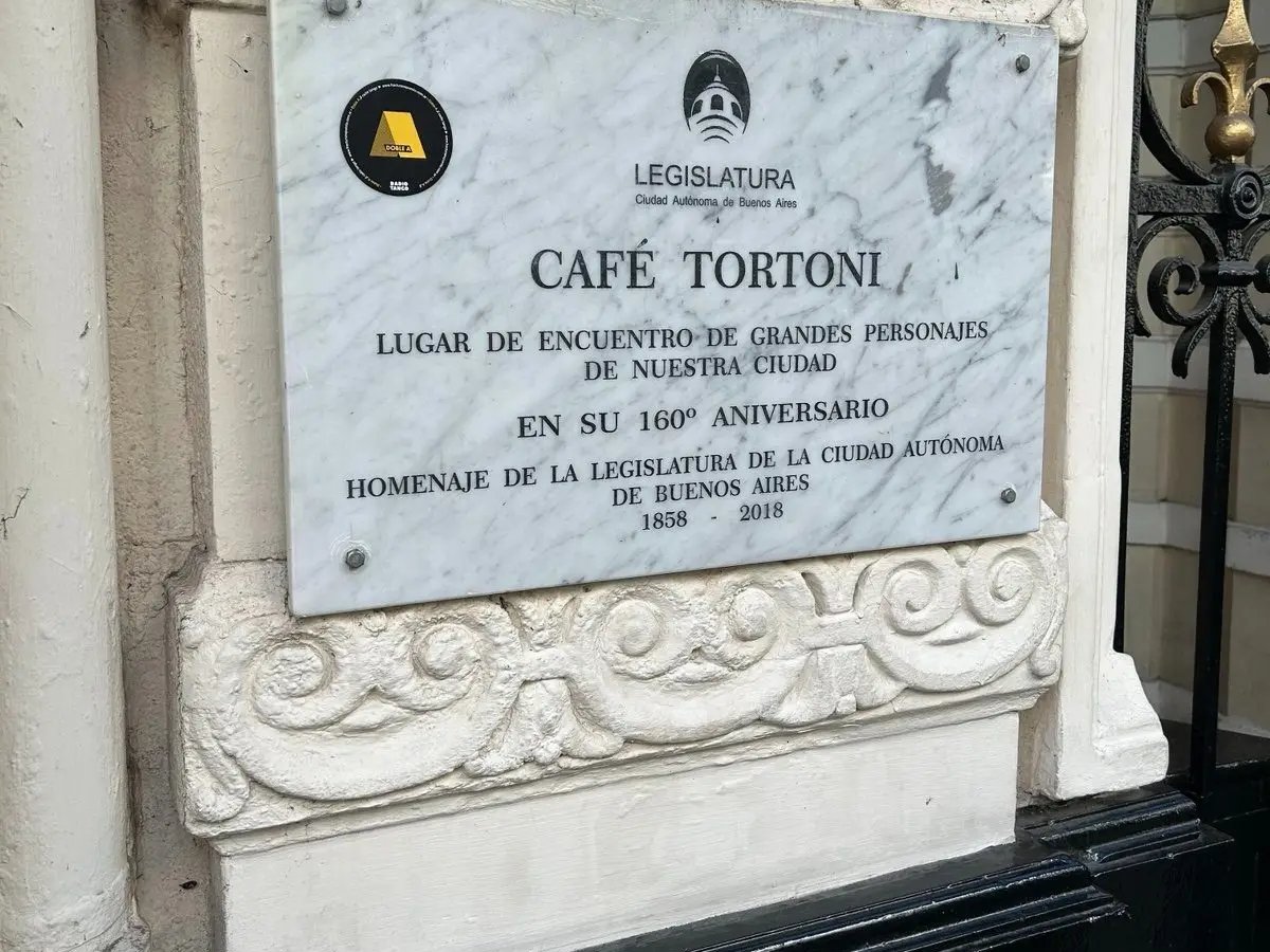 Placa de mármore na fachada do Café Tortoni, homenagem aos 160 anos, 1858–2018