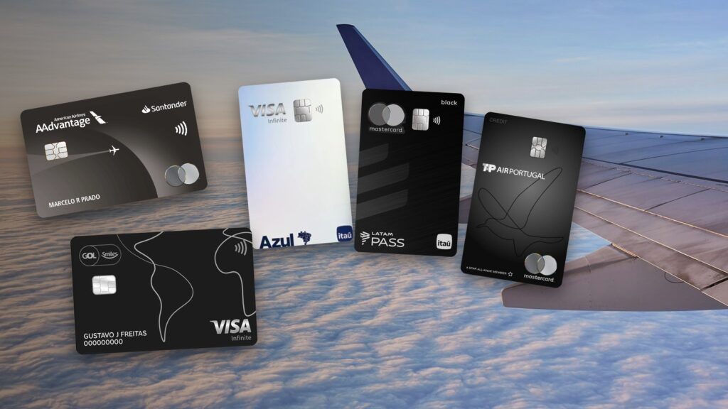 Cartões de companhia aérea AAdvantage, GOL Smiles, Azul, LATAM Pass e TAP sobre foto de asa de avião acima das nuvens
