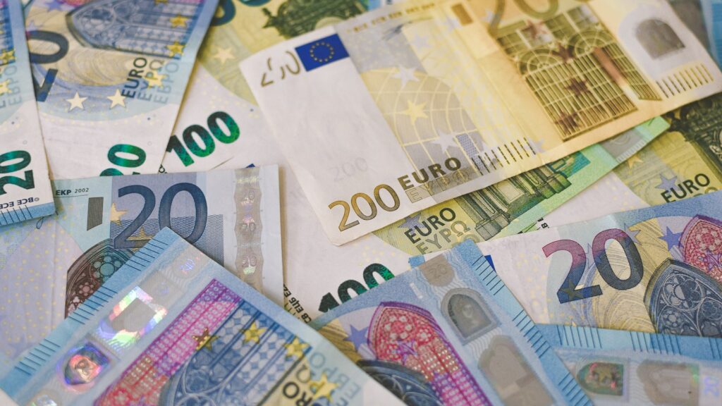 Cédulas de euro espalhadas