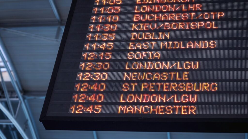 Painel de partidas de aeroporto com voos para destinos internacionais