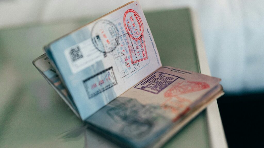 Passaporte aberto com carimbos de viagem