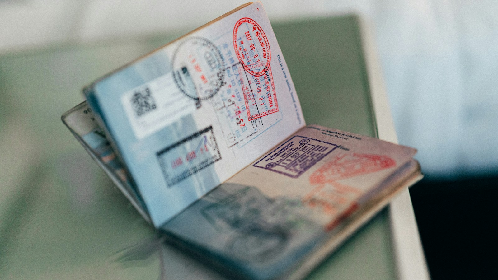Passaporte aberto com carimbos de viagem