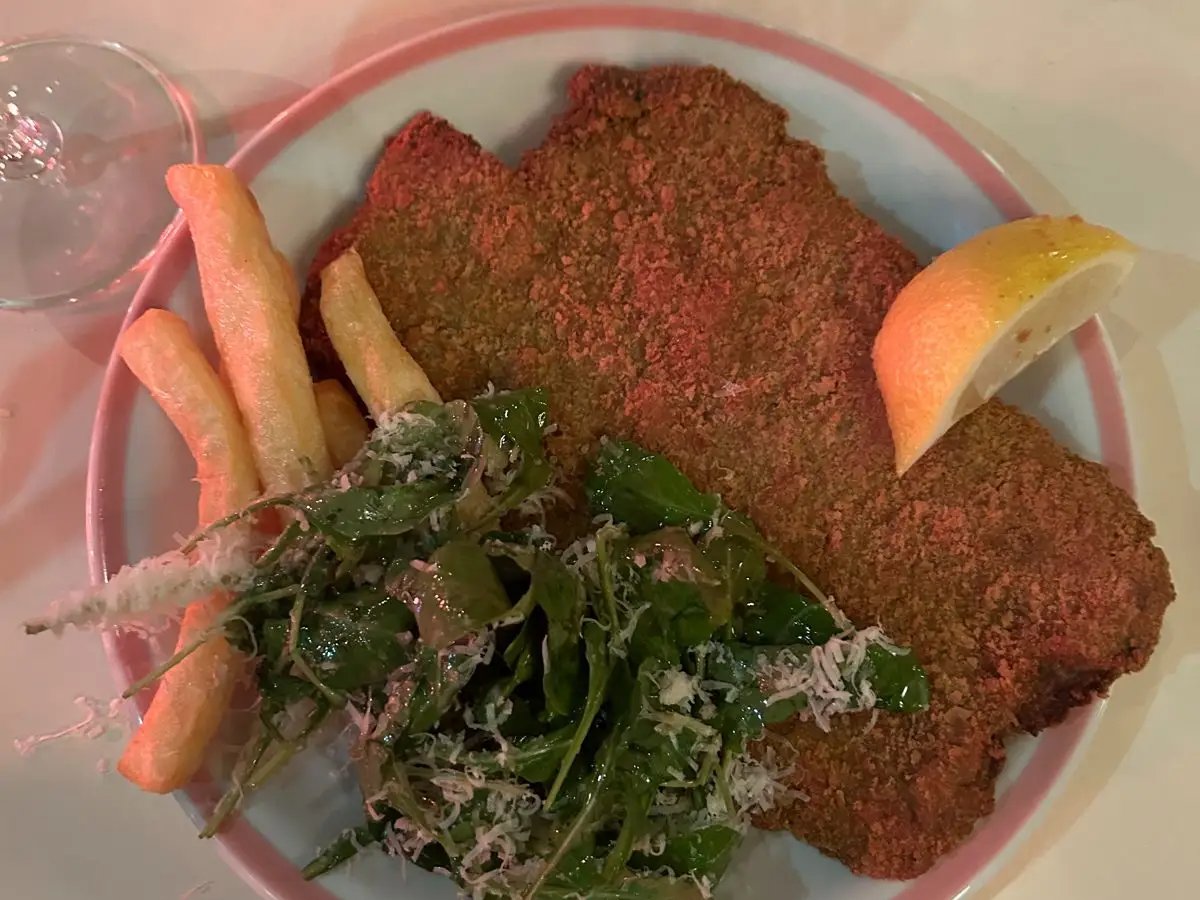 Milanesa com batatas e a salada de rúcula com parmesão no El Preferido