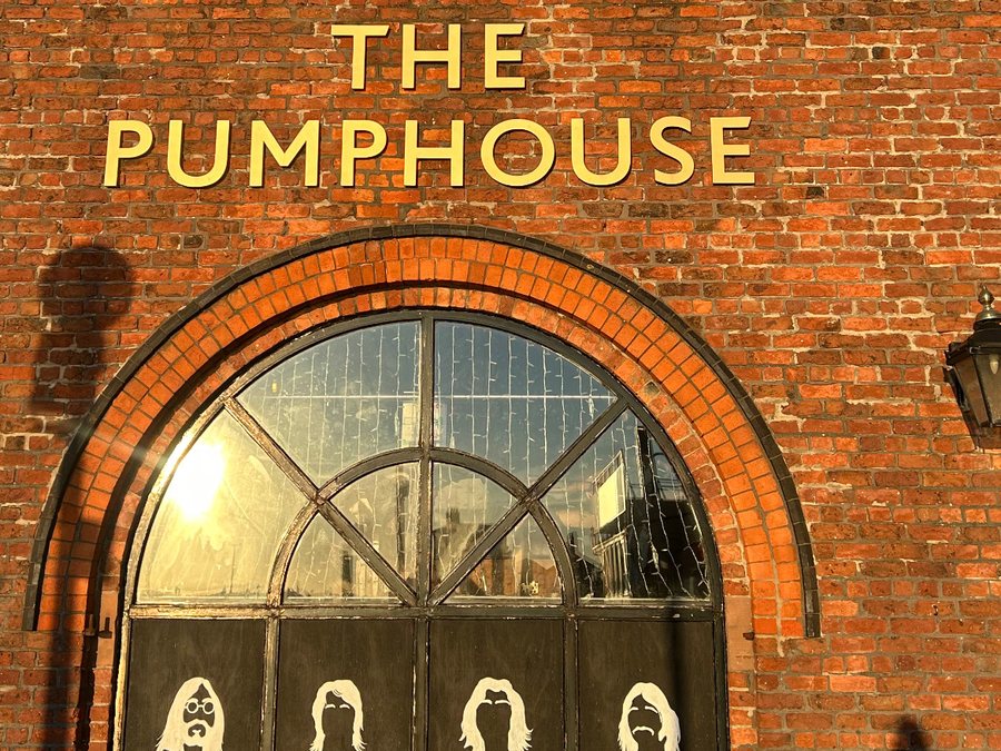 Fachada de tijolos do pub The Pumphouse, no Albert Dock, com os rostos dos Beatles pintados na janela