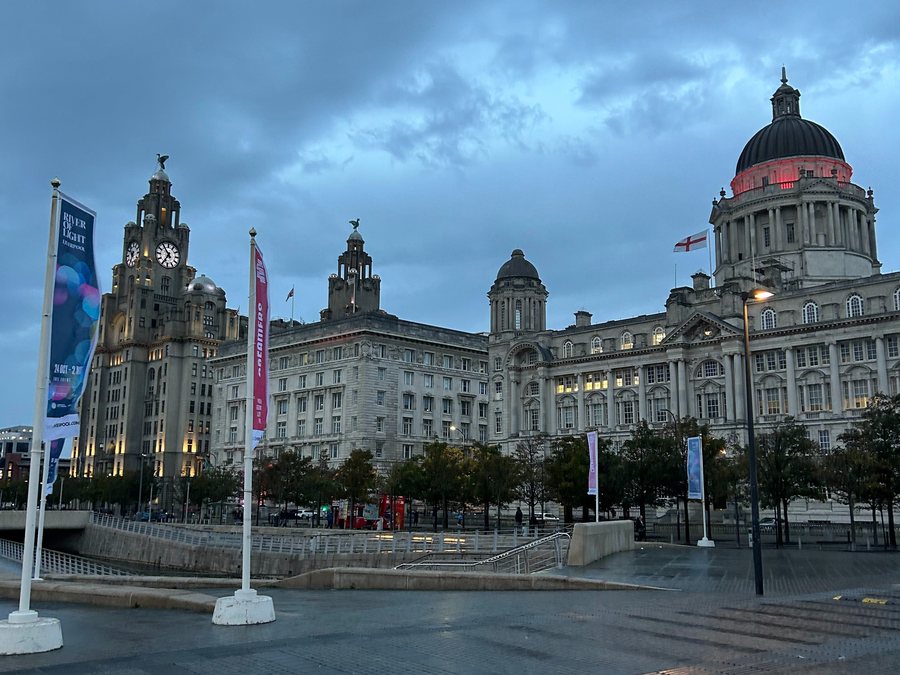 Os prédios históricos do Pier Head, em Liverpool, ao entardecer sob céu nublado