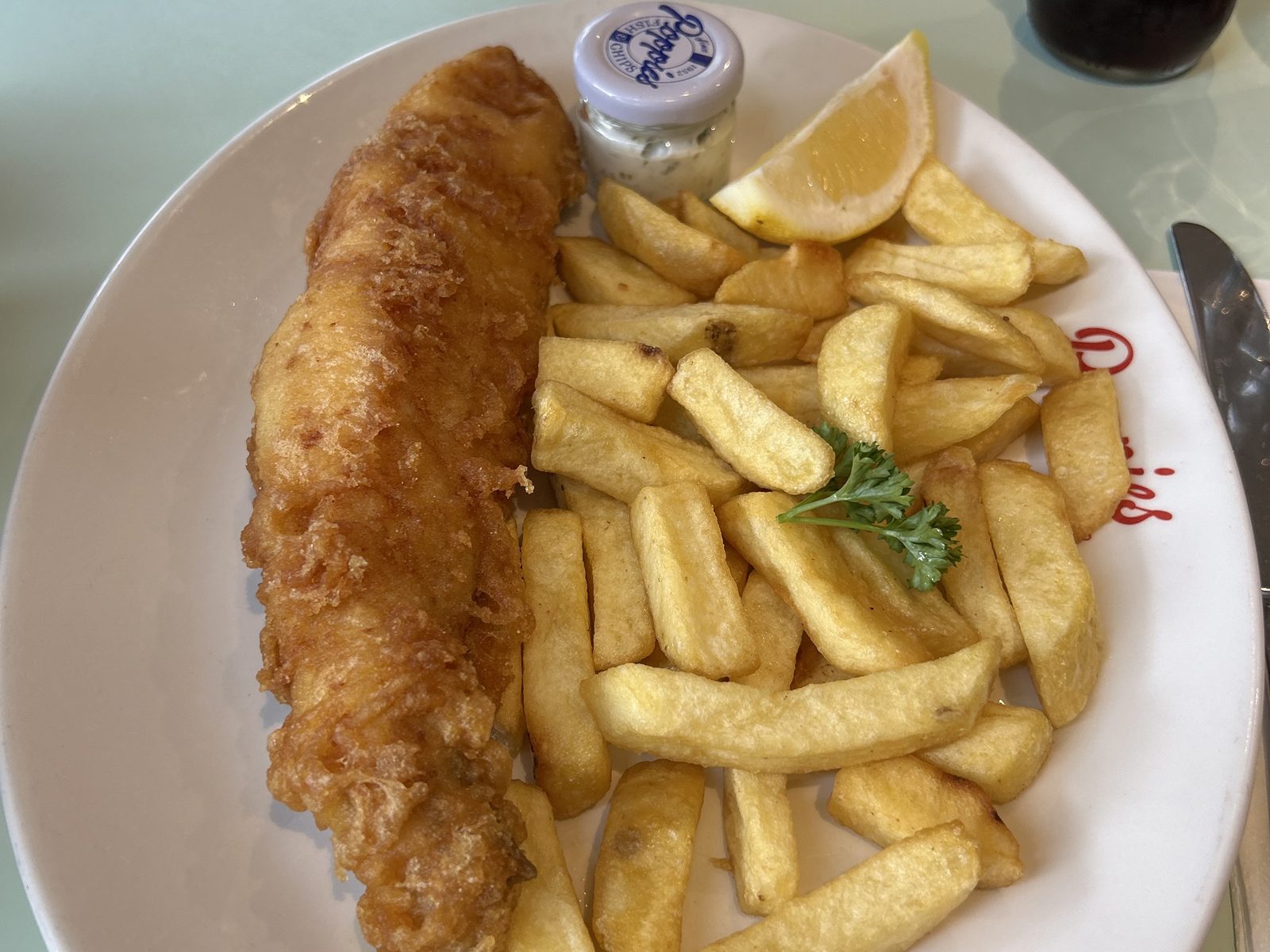 Prato de fish and chips com limão e molho tártaro no Poppies, em Camden, Londres