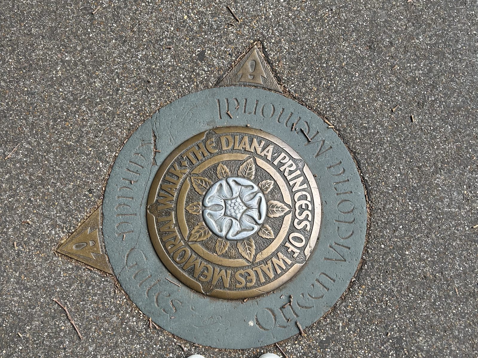 Placa de bronze no chão do Diana Princess of Wales Memorial Walk, perto do Palácio de Buckingham