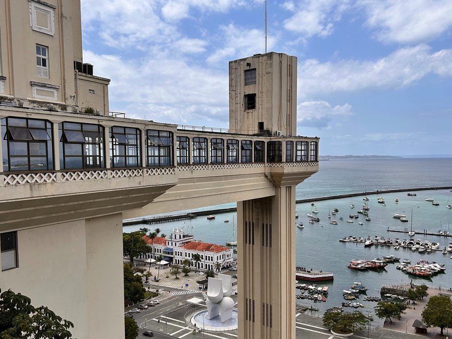 Elevador Lacerda visto do alto, com a Cidade Baixa, a marina e a Baía de Todos-os-Santos