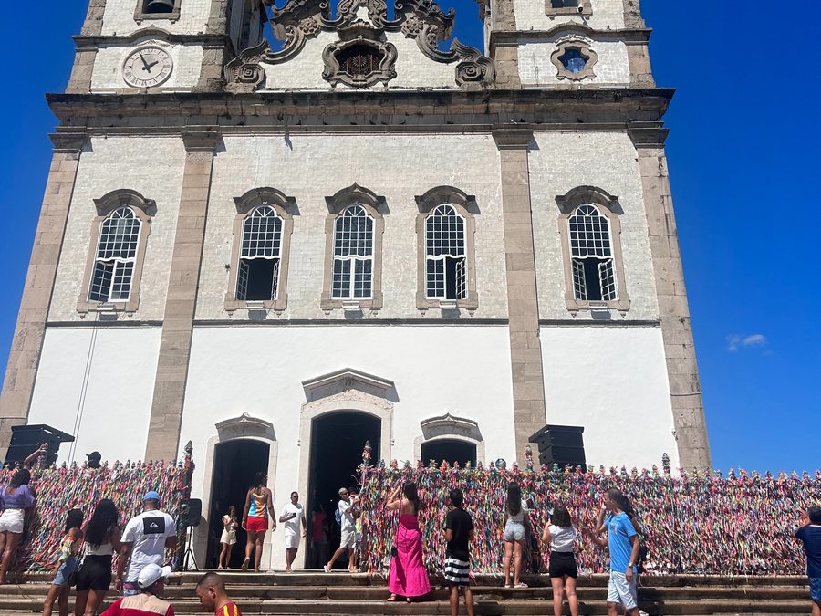 Fachada da Igreja do Senhor do Bonfim com o gradil coberto de fitinhas coloridas