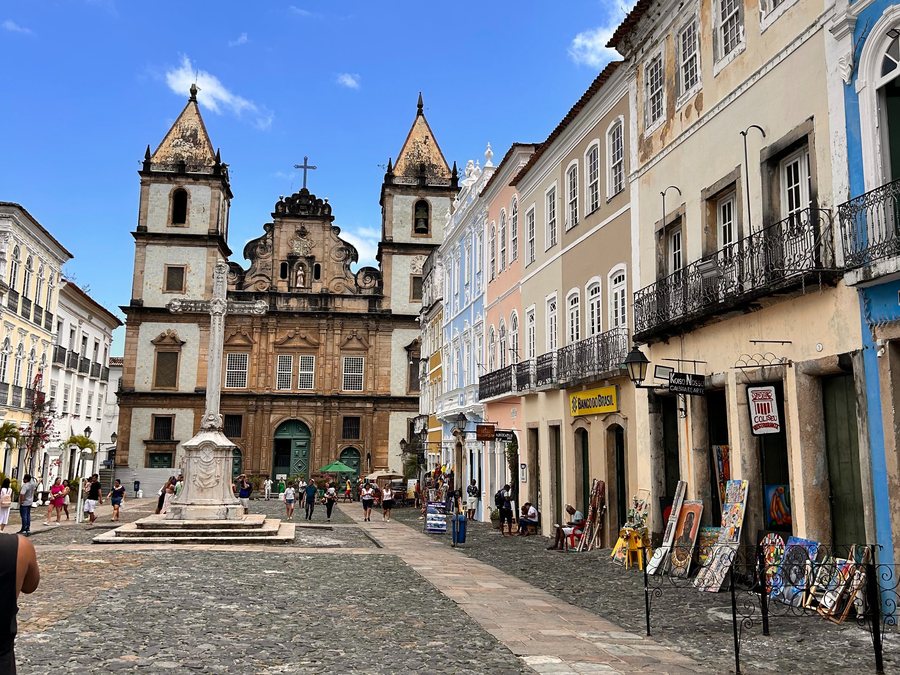 Largo do Cruzeiro de São Francisco no Pelourinho, com a Igreja de São Francisco ao fundo e casarões coloridos