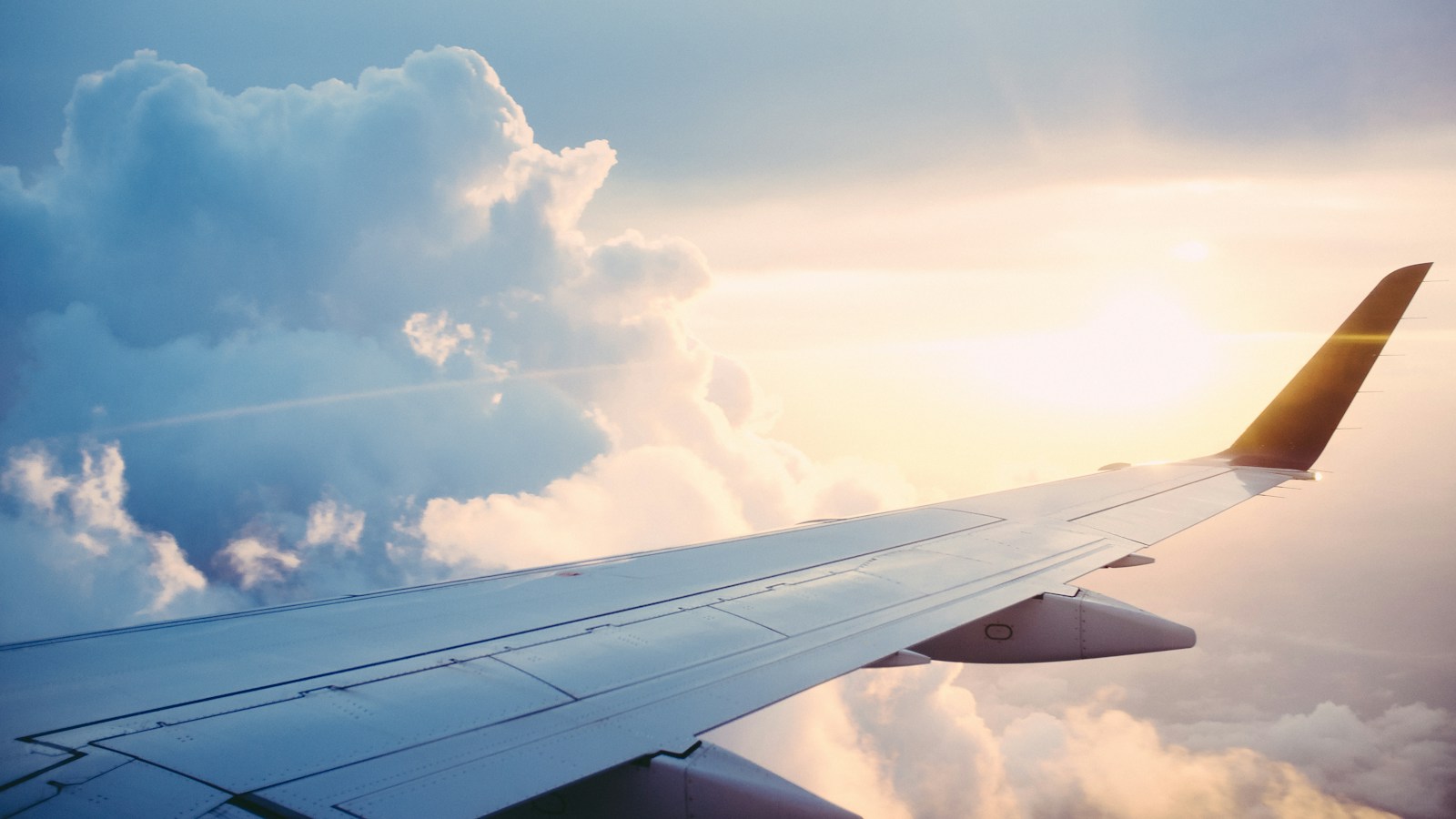 Avião decolando ao entardecer