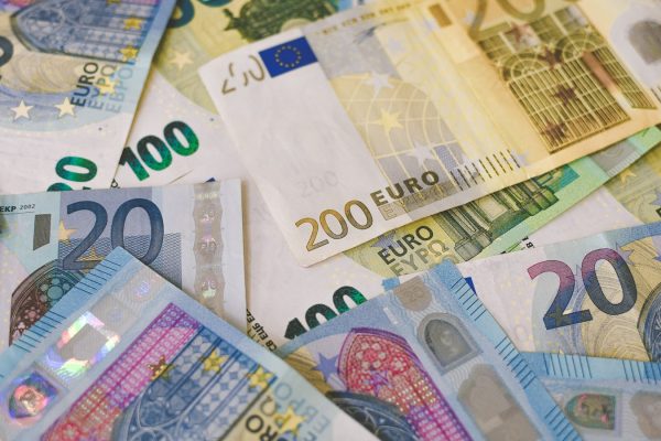 Cédulas de euro espalhadas