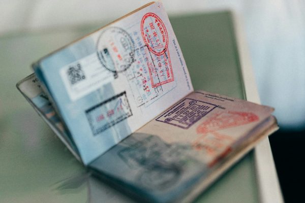 Passaporte aberto com carimbos de viagem