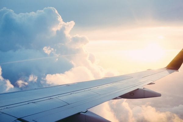 Avião decolando ao entardecer